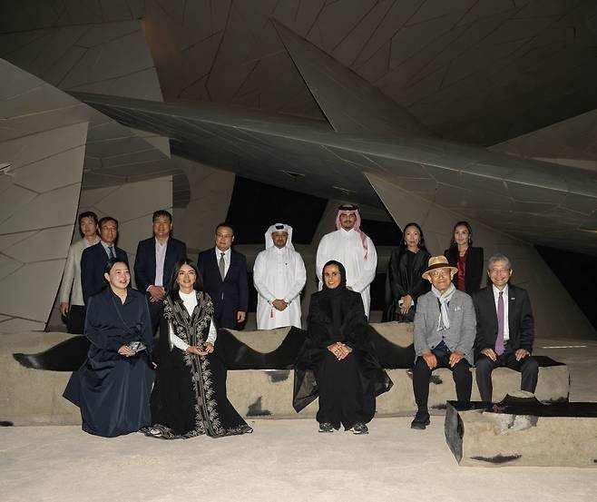 지난달 24일 카타르 국립박물관 중앙 광장에서 열린 오프닝 기념식에서 참석자들이 최병훈의 '아트 벤치'에 앉아있는 모습. /최병훈 작가 제공