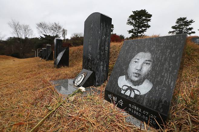 12·12 군사반란과 5·18 광주민주화운동 유혈 진압을 주도했던 전두환씨가 사망한 가운데 2021년 11월23일 오후 광주 북구 망월동 옛 5·18묘역 박현숙씨의 비석 위로 빗방울이 떨어지고 있다. 박현숙씨는 광주 주남마을 마이크로버스에 탔다가 계엄군의 총격을 받고 사망했다. 광주/김혜윤 기자 unique@hani.co.kr