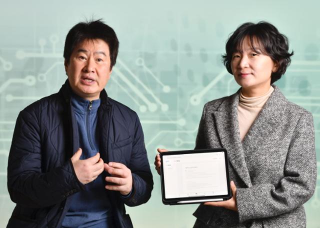레토리케의 김상진(왼쪽), 김세현 공동대표가 서울 세종대로 한국일보사에서 인터뷰를 하며 논리적 글쓰기를 위해 직접 개발한 'GLOT AI'를 소개하고 있다. 김예원 인턴기자