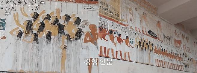 고대 이집트나 지금이나 죽음은 산자들의 슬픔을 부른다. 사진은 룩소르의 고대 유적인 ‘귀족 무덤군’ 가운데 라모세 무덤의 장례도 벽화 중 통곡을 하는 여인들 세부 모습(왼쪽)과 장례도 일부. 도재기 선임기자
