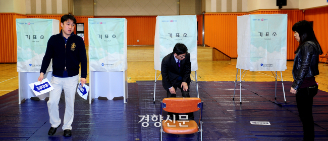 2012년 당시 제19대 국회의원 선거를 앞두고 서울 종로구 효제초등학교에서 공무원들이 투표소를 설치하고 있다. 김창길 기자 cut@kyunghyang.com