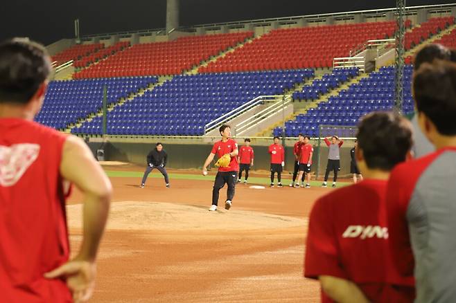 ▲ 6일 야간훈련에서 직접 투수가 돼 공을 던지는 등 모든 훈련에 솔선수범하고 있는 손시헌 감독 ⓒSSG랜더스