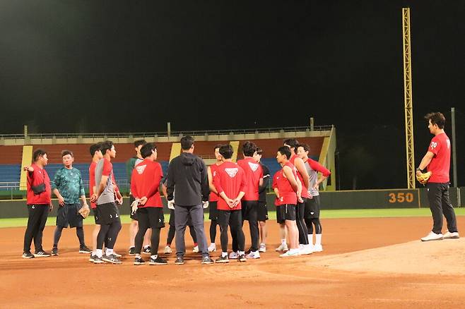 ▲ 손시헌 감독과 퓨처스팀 코칭스태프의 헌신 속에 SSG 육성 시스템도 분위기를 전환하고 있다 ⓒSSG랜더스