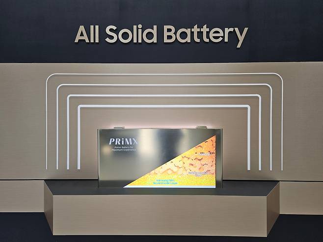삼성SDI가 2027년 양산을 목표로 한 전고체 배터리 ASB(All Solid Battery) 모형. /권유정 기자