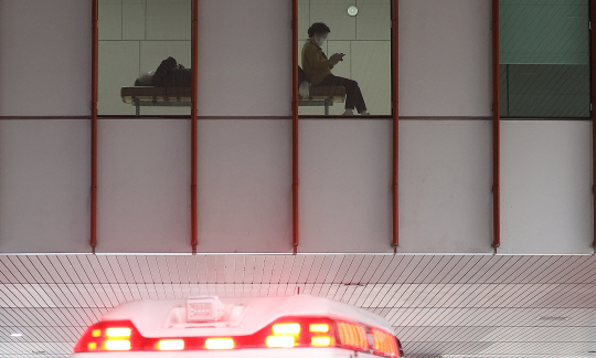 전공의 집단행동이 장기화하고 있는 5일 대구 한 대학병원에서 환자가 의자에 누워있다.  연합뉴스