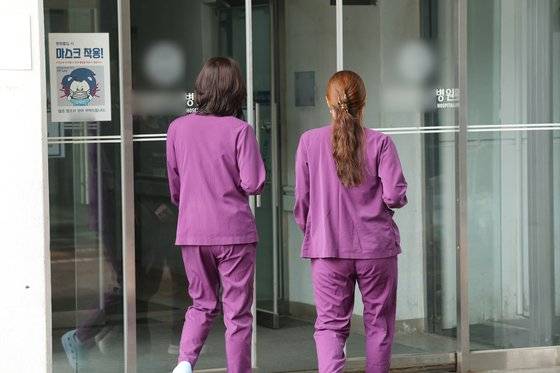 지난달 27일 오후 서울의 한 대학병원에서 간호사들이 이동하고 있다. 뉴스1