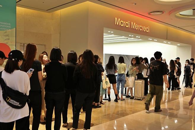 서울 잠실 롯데월드몰 지하 1층 마르디 메크르디 매장 앞에 방문객들이 줄을 서 있는 모습 <사진=롯데백화점>