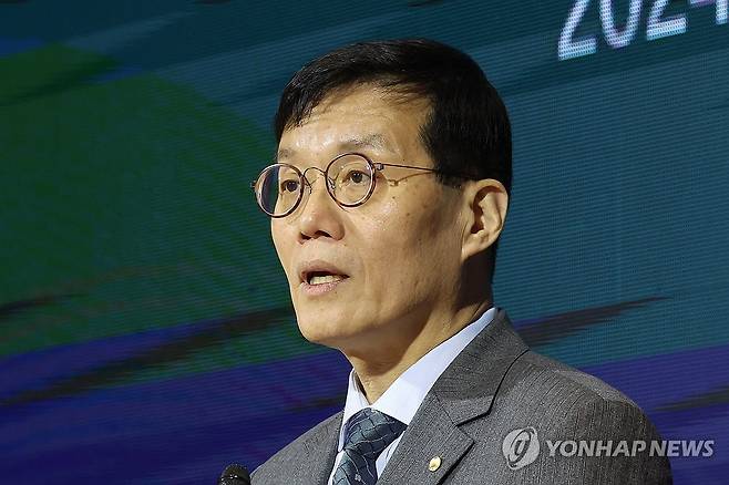 발언하는 이창용 한은 총재 (서울=연합뉴스) 김주성 기자 = 이창용 한국은행 총재가 5일 오전 서울 중구 한국은행에서 '노동시장 구조 변화와 대응 방안'을 주제로 열린 '한국은행-한국개발연구원(KDI) 노동시장 세미나'에서 환영사를 하고 있다. 2024.3.5 utzza@yna.co.kr