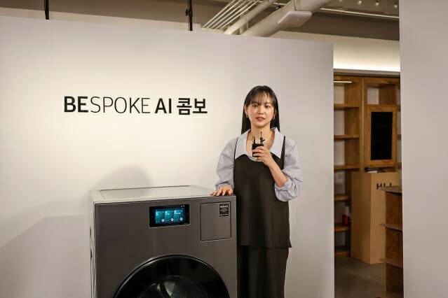 배우 윤승아와 참석한 인플루언서들이 비스포크 AI 콤보의 기능들을 체험하고 기념사진을 촬영하는 모습(사진=삼성전자)