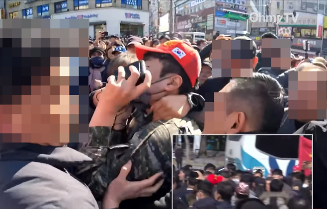 정원철 해병대예비역연대 회장이 8일 1인 시위 중 제지당하고 있다. 유튜브 채널 ‘오마이TV’ 갈무리.