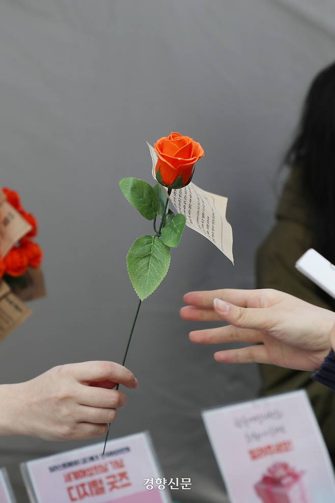 세계 여성의 날인 8일 서울 중구 청계광장에서 열린 제39회 한국여성대회 참가자가 장미꽃을 건네받고 있다.