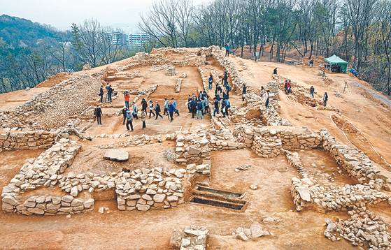 The archaeological site of Goguryeo military facilities at Mount Acha was revealed to journalists in 2013. [JOONGANG PHOTO]
