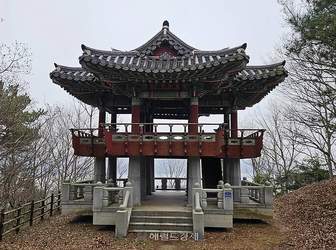 백련사에서 다산초당으로 걷다보면 만나는 해월루