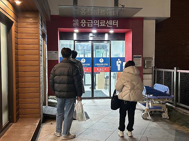 3월7일 오전 5시경 서울대병원 응급의료센터 앞에서 보호자들이 대기하고 있다. ⓒ시사저널 정윤경
