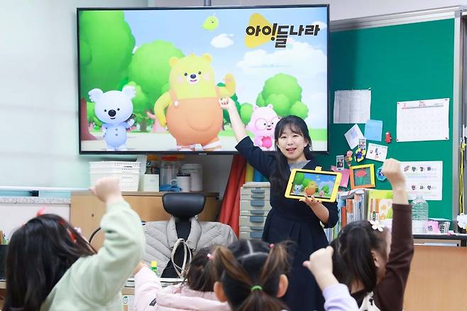 경기도 향동초등학교에서 1학년 학생들이 아이들나라를 통해 늘봄학교 수업을 듣고 있다. 사진제공｜LG유플러스