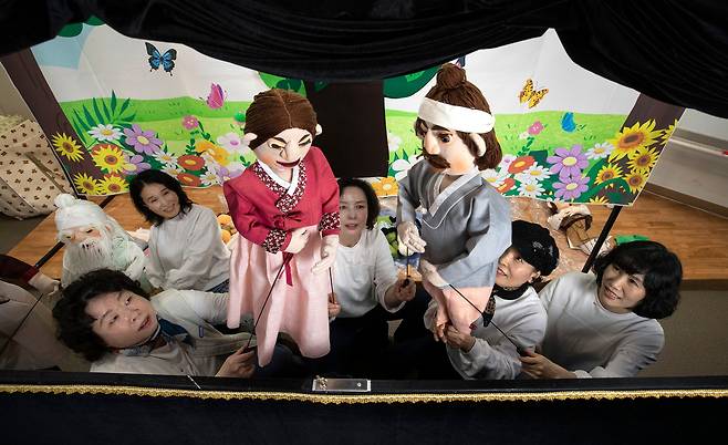 [Oh!컷] 인형극으로 아이들에게 자원봉사를 하는 '사랑누리 인형극 봉사단'이 서울 강동구 자원봉사센터에 설치한 무대 밑에서 '금도끼 은도끼' 인형극을 펼치고 있다.  / 오종찬 기자