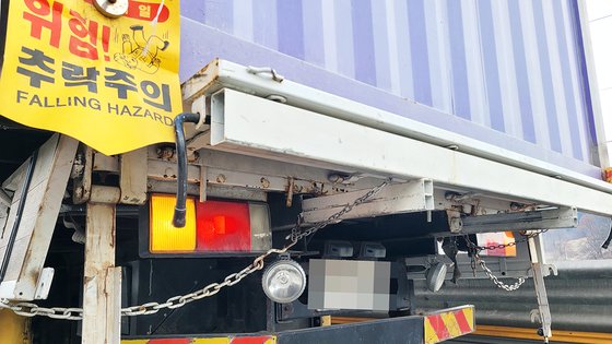 불법 개조로 적발된 카고크레인 트럭. 손성배 기자