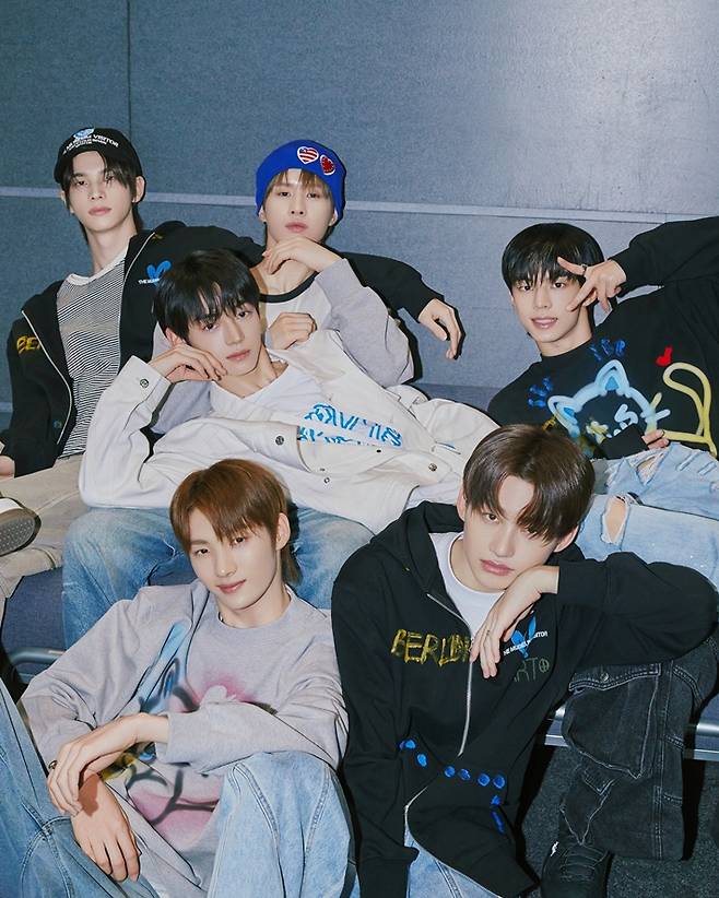 투어스의 데뷔 앨범에는 '첫 만남은 계획대로 되지 않아' '언플러그드 보이' '퍼스트 후키' 'BFF' '오마마'까지 총 5곡이 실렸다. 투어스 공식 트위터