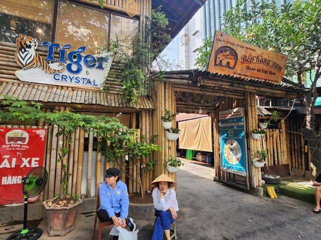 베트남 하노이의 한 식당 앞 . 동남아에서 유명한 ‘타이거 맥주’ 간판이 눈에 띈다.