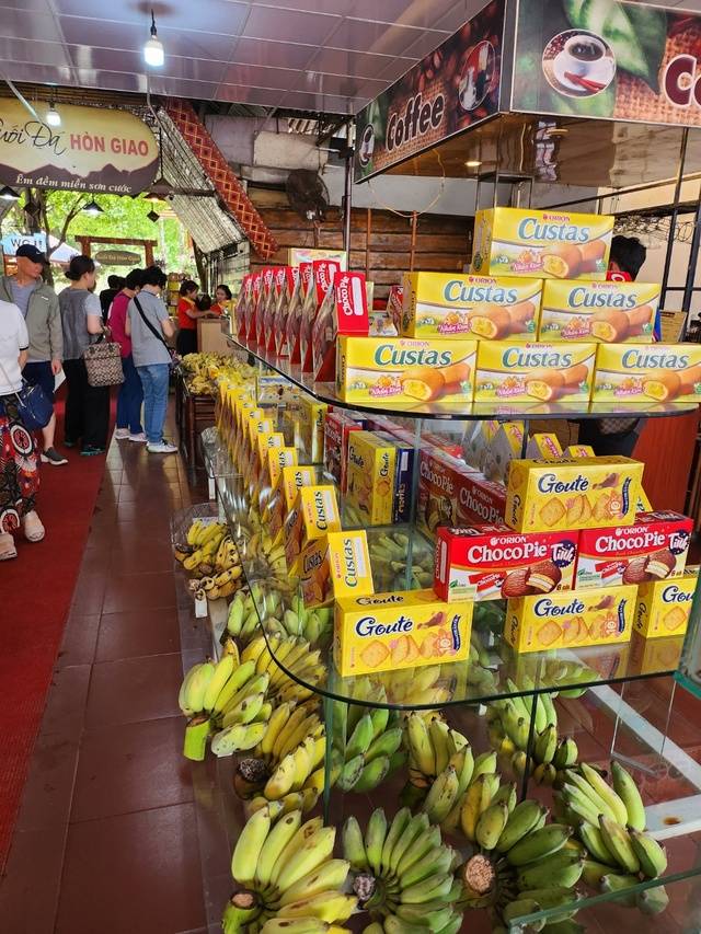 베트남 냐짱과 달랏 가는 도로 사이에 있는 한 휴게소에서 바나나를 팔고 있다.