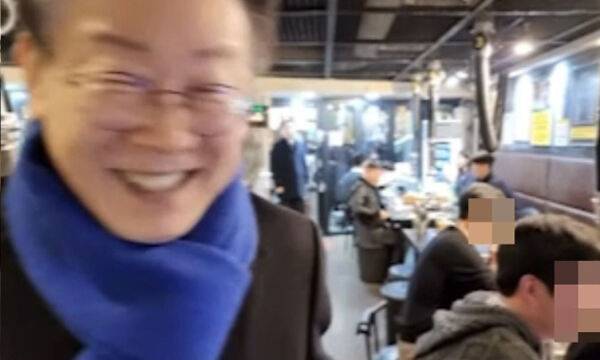 “설마 2찍 아니겠지”라고 말한 뒤 웃고 있는 이 대표. 이재명 유튜브