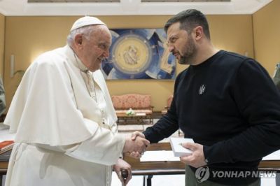 프란치스코 교황(왼쪽)이 지난해 5월 볼로디미르 젤렌스키 우크라이나 대통령을 바티칸에서 만나 악수하고 있다. [이미지출처=연합뉴스]