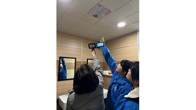 불법 촬영 기기에 대한 점검이 이뤄지는 모습 (사진, 제주동부경찰서)