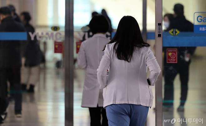 지난 7일 대구의 한 대학병원에서 의료진들이 이동하고 있다./사진=뉴시스