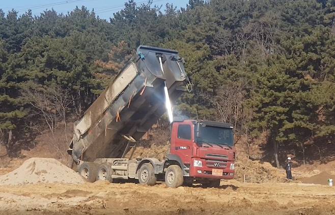 인천시 옹진군 영흥면 선재리 521-35번지 일대 염전에 폐기물을 버리는 모습. 사진ㅣ장관섭 기자