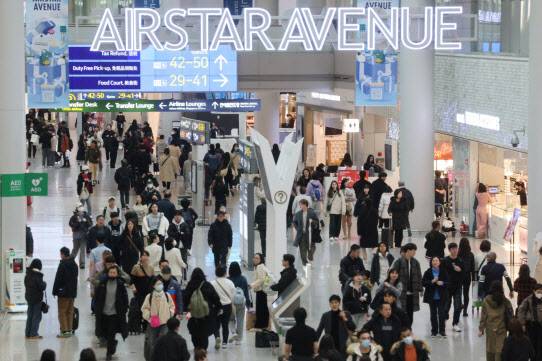 인천국제공항 제2여객터미널 면세점 구역이 여행객들로 붐비고 있다. (사진=연합뉴스)