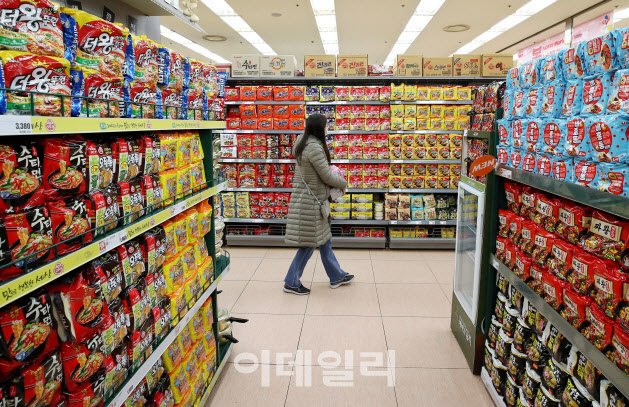 서울시내 한 대형마트 라면 매대 모습.(사진=연합뉴스)