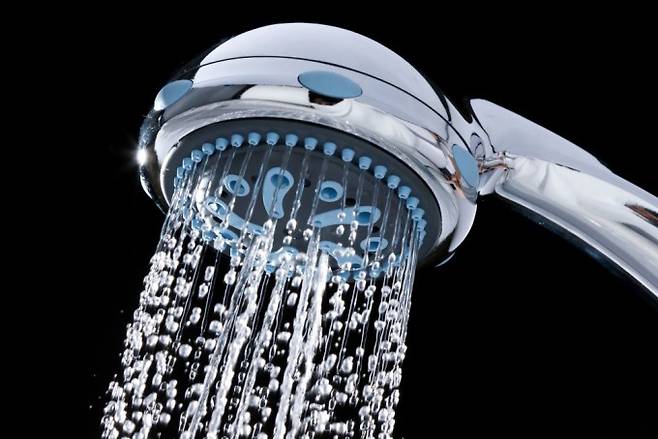 영국 연구팀은 샤워기 수압을 높여 샤워를 하는 것이 물 소비를 줄이는 것과 관련이 있다고 밝혔다. 게티이미지뱅크 제공.