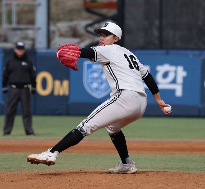 전주고 3학년 정우주는 이번 대회를 통해서 엄청난 평가 급등을 이뤄냈다. 특히, 덕수고전에의 9K는 차원이 다르다. 정우주는 이번 대회 11.1이닝에 무려 16K를 기록하며 무실점으로 호투했다. / 사진 = 서동일 기자