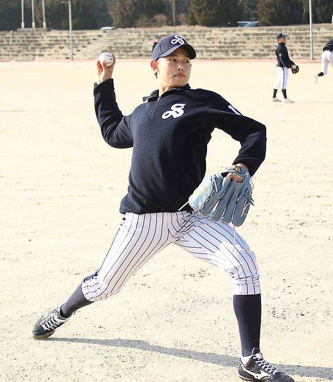 서울고 3학년 김영우도 150km 이상을 던질 수 있는 투수로 평가받고 있다 / 사진 = 전상일 기자