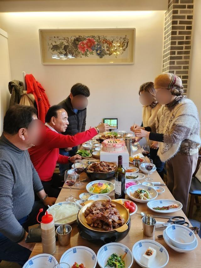 박덕흠(왼쪽 2번째) 의원이 지난달 27일 충북 옥천군의 한 식당에서 열린 축하연에 참석해 '당선 축하 케이크'에 초를 꽂고 있다. 동양일보 제공