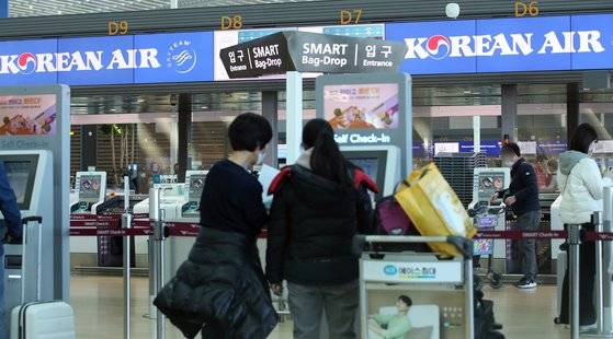 인천국제공항 대한항공 카운터. 뉴스1