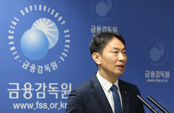 Financial Supervisory Service Gov. Lee Bok-hyun speaks during a press conference on a compensation guideline for Hong Kong-tied equity-linked securities losses on Monday at the agency's headquarters in western Seoul. [YONHAP]