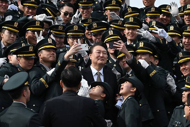 윤석열 대통령이 2월28일 충북 괴산군 육군학생군사학교에서 열린 2024년 학군장교 임관식 뒤 임관 소위들과 함께 기념촬영을 하고 있다. ⓒ대통령실 제공