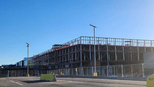 미국 애리조나주 피닉스 북부 지역에 대만 파운드리 기업인 티에스엠시(TSMC)의 첨단 반도체 공장이 건설되고 있다. 사진은 골격 공사가 진행 중인 2공장으로, 완공 시점이 2027년 이후로 연기됐다.