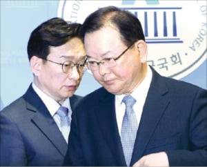 김부겸 전 국무총리가 11일 더불어민주당 선거대책위원회 합류 의사를 밝힌 뒤 국회 소통관을 나서고 있다. 뉴스1