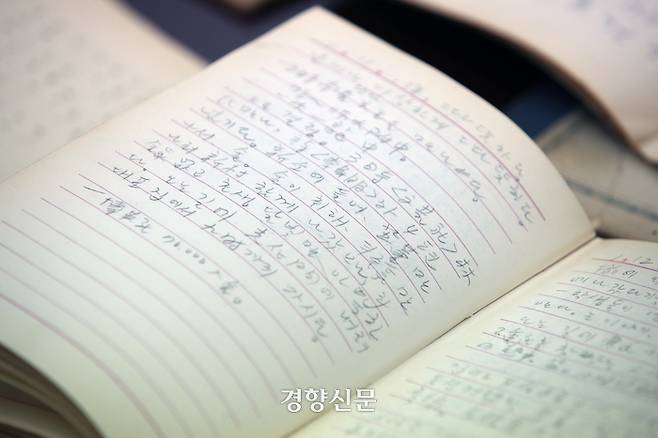 박목월 시인의 육필 노트가 공개되고 있다.