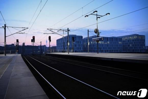 7일 독일 베를린에서 철도기관사 노조(GDL)이 임금 인상 문제로 전국적인 파업을 시작하면서 주요 기차역의 선로가 텅 비어 있다. 로이터 뉴스1