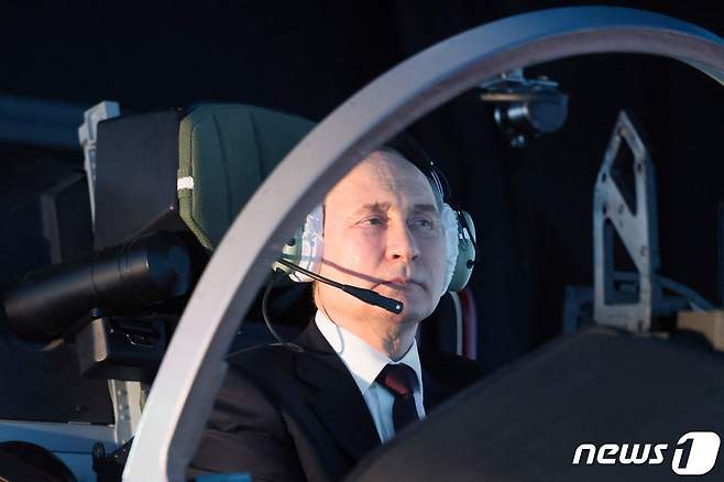 블라디미르 푸틴 러시아 대통령이 7일 (현지시간) 크라스노다르에 있는 고등 군사 항공 조종사 학교를 방문해 시물레이터를 작동하고 있다. 2024. 3. 8 ⓒ AFP=뉴스1 ⓒ News1 우동명 기자