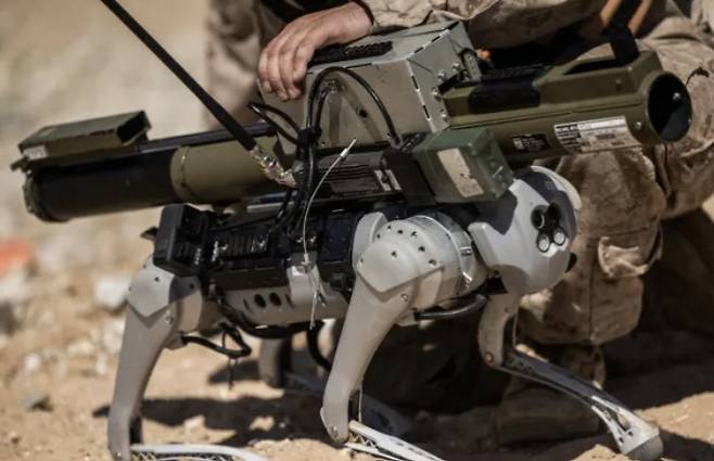 M72 로켓 발사대를 장착한 로봇 개. 사진출처=미국해병대
