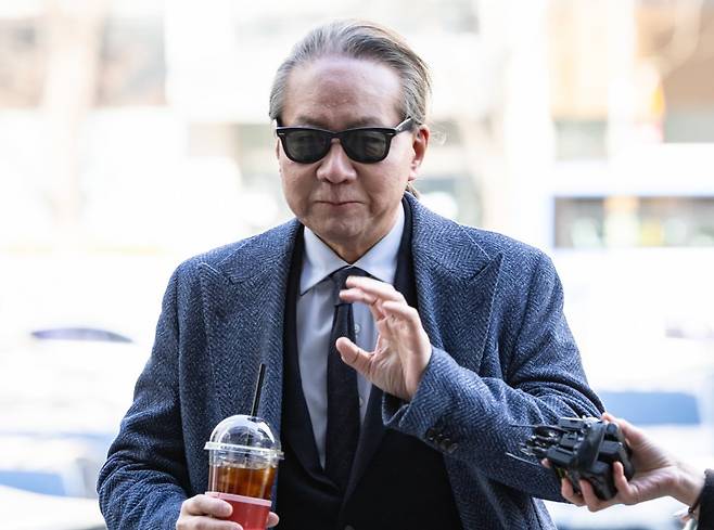 주수호 대한의사협회 의대정원 증원 저지를 위한 비상대책위원회 언론홍보위원장이 8일 오전 서울 마포구 서울경찰청 공공범죄수사대에서 휴대전화 포렌식 참관을 위해 출석하고 있다. 2024.3.8/뉴스1