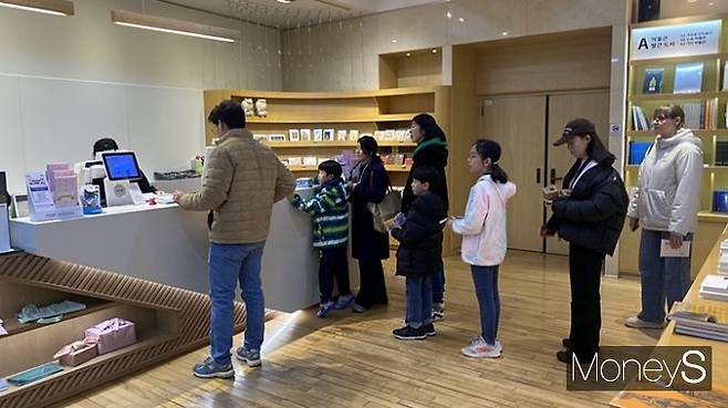 평일 오후 5시45분 마감 직전에도 뮷즈를 구매하기 위해 줄을 선 사람들의 모습. /사진=정수현 기자