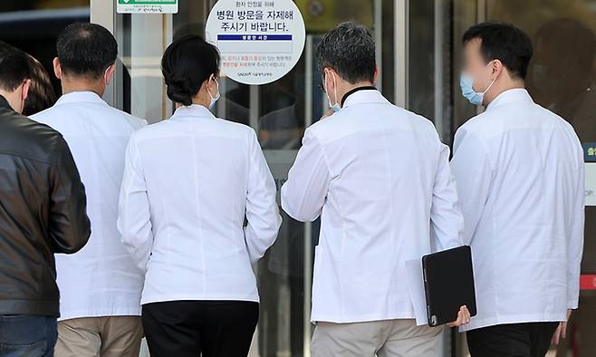 13일 서울 종로구 연건동 서울대학교병원에서 이동하는 의료진들. 뉴스1