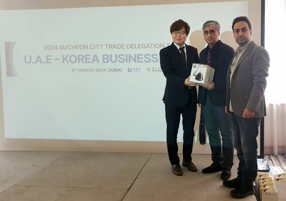 ㈜로보블럭시스템 신대섭(왼쪽)가 ‘2024 부천시 두바이 시장개척단’에 참가해 현지 바이어와 만나 제품 설명 및 수출계약 MOU를 체결한 뒤 기념촬영을 하고 있다. 사진:로보블럭시스템 제공.