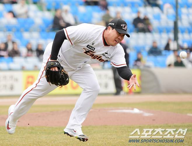 12일 대전 한화생명이글스파크에섯 열린 KIA와 한화의 시범경기. 류현진이 4회초 2사 3루에서 김선빈을 투수앞 땅볼로 처리하고 있다. 대전=정재근 기자 cjg@sportschosun.com/2024.3.12/