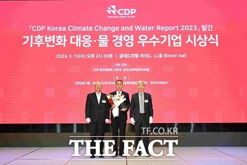 조현진 한국전럭 전력시장처장(가운데)이 13일 2023 기후변화 대응․물 경영 우수기업 시상식에서 '탄소경영 섹터 아너스'를 수상한 뒤 기념촬영을 하고 있다. /한국전력